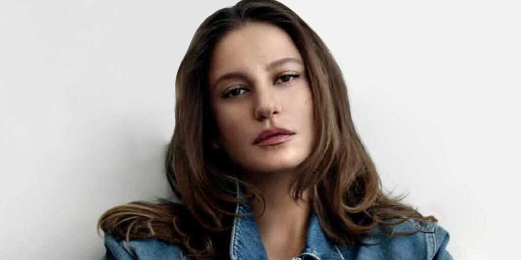 سرنای ساریکایا خاص‌ترین عینکش را به چشم زد؛ عجیب‌ترین استایلی که امروز می‌بینید