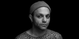 صابر ابر با طاووسی روی شانه دیده شد! خاص‌تر و عجیب‌تر از همیشه