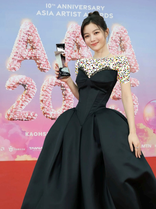 پیراهن مشکی کیم یو جونگ