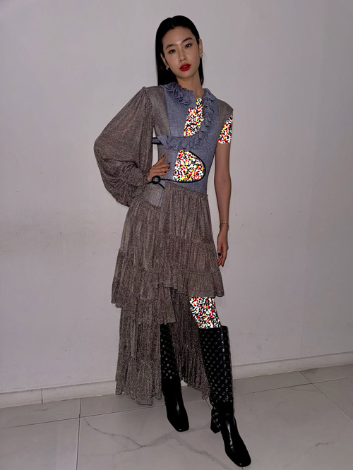 پیراهن نقرهای هو یون جونگ