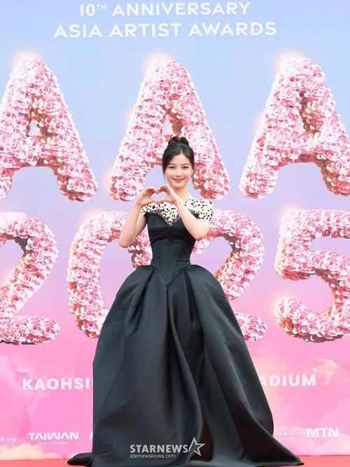 پیراهن مشکی کیم یو جونگ