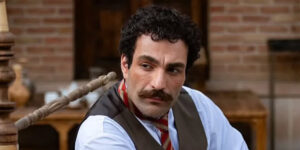 اصلان خان سریال «بامداد خمار» با لباس‌های راحتی به مراسم اکران رفت