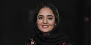 نرگس محمدی با کلاه ترندی این روزها جلوی دوربین‌ها ژست گرفت!