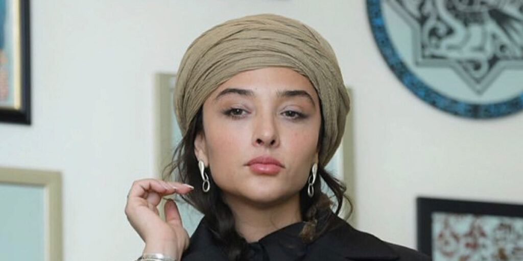 آناهیتا درگاهی استایل کلاسیکش را با روسری شلخته به هم ریخت!