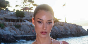 بازیگر مشهور ترک با لباس عروس روی فرش قرمز جشنواره دریای سرخ قدم زد!