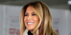 بانوی اول آمریکا با کت مخمل تعریف جدیدی از خوش‌پوشی ارائه کرد!