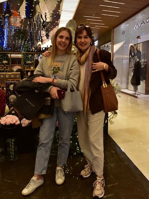 ادا و شوال در مرکز خرید