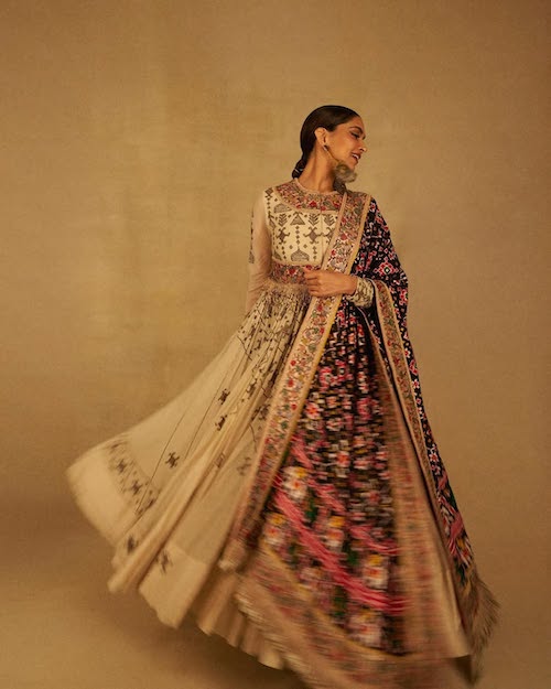 ساری گلدوزی‌شده دیپیکا