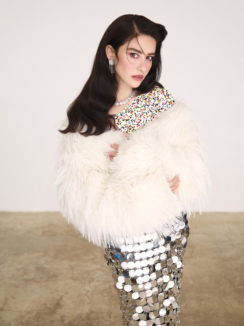 اوزگه گورل روی جلد مجله