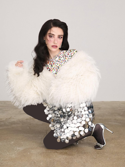 اوزگه گورل روی جلد مجله