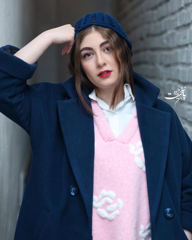 پالتوی سرمه‌ای الیکا ناصری