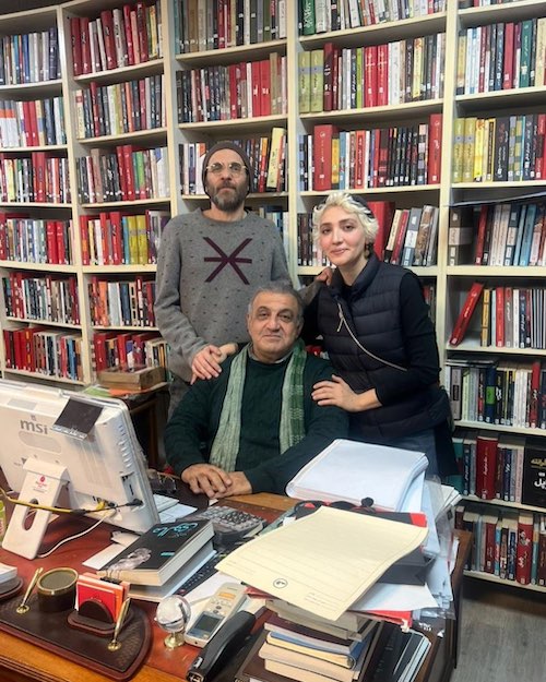 مینا ساداتی و همسرش در کتابخانه
