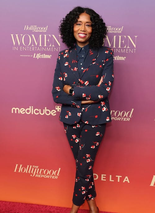 لباس کاری زنانه در مرکز توجه