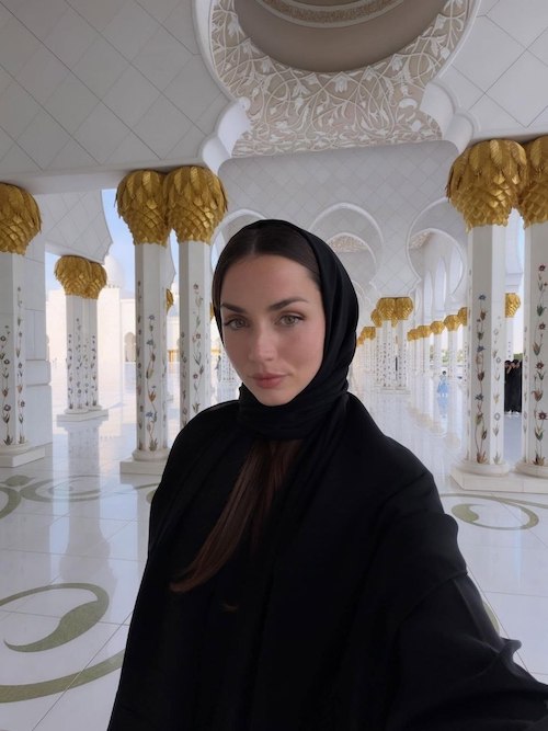 آنا د آرماس در مسجد