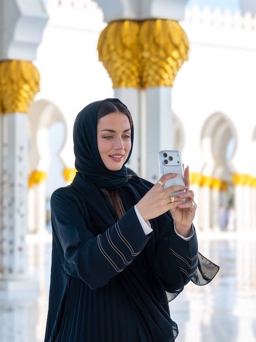 آنا د آرماس در مسجد