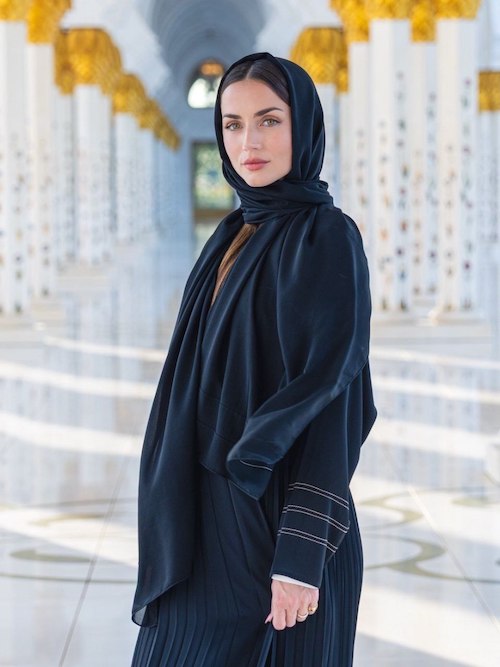 آنا د آرماس در مسجد