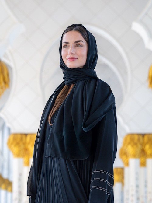 آنا د آرماس در مسجد