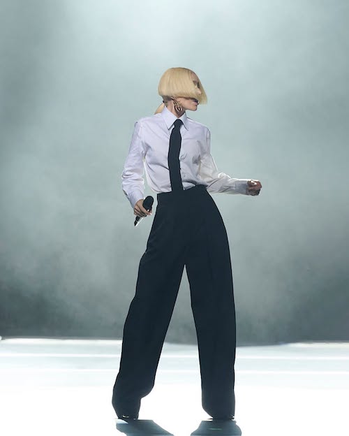 کت و شلوار خوانندگان ترک روی صحنه