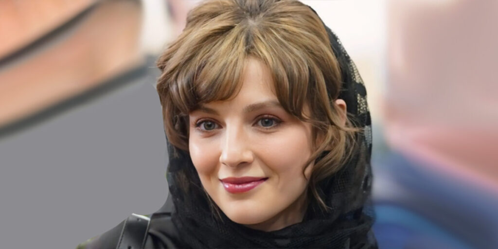 تیپ شیک و ژست خاص مهسا حجازی وسط خیابان جلب توجه کرد