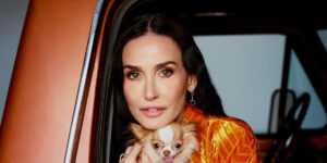 دمی مور در زیر برف؛ بازیگر مشهور هالیوود با تیپی به دور از زرق و برق فرش قرمز