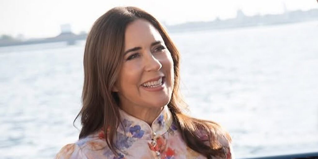 بلوز و دامن، ترکیبی که ملکه دانمارک ثابت کرده در هر موقعیتی زیباست!