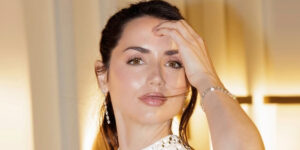 آنا د آرماس با شال و عبا در مسجد دیده شد! او همه‌جوره کراش‌العالمین است