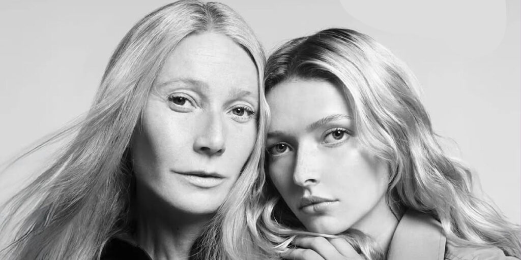 اپل مارتین با لباس مادرش