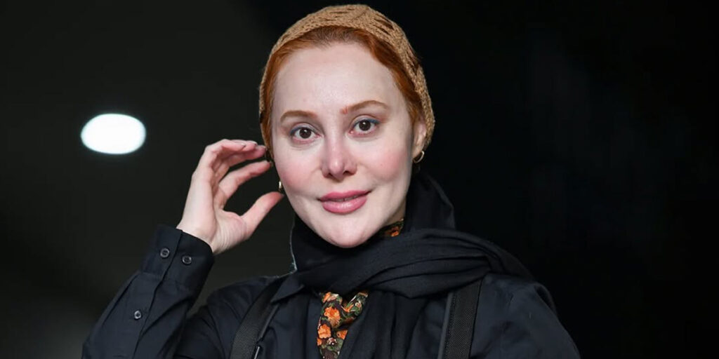 تازه عروس سینما با کت و دامن پر زرق و برقش جلوی دوربین ژست گرفت!