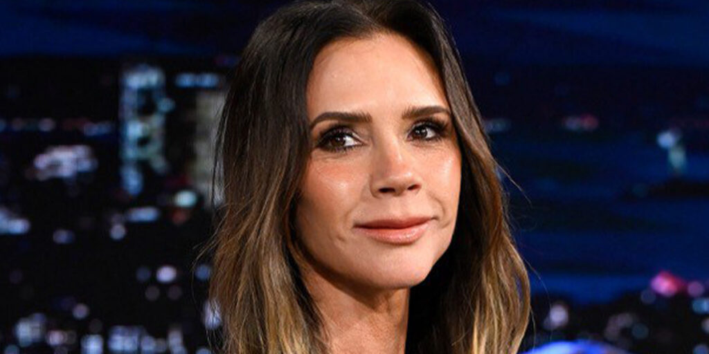 همسر دیوید بکهام با استایل جاسوس‌ها در خیابان دیده شد! این ماسک عجیب لازم بود؟