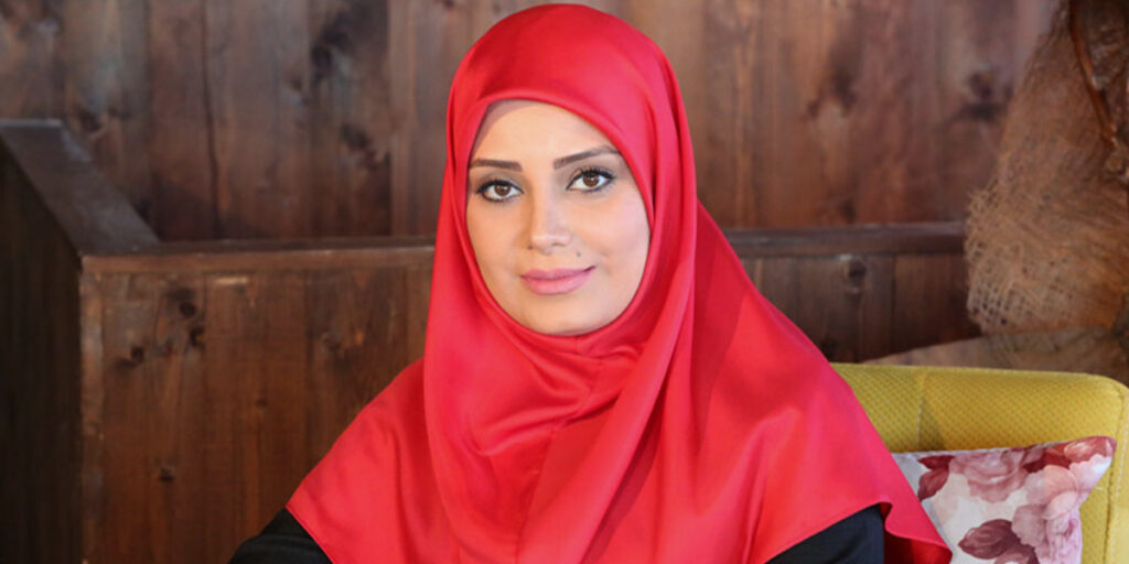 مجری سابق تلویزیون را با این آرایش غلیظ اصلا نمی‌شناسید!