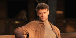 بازیگر مشهور ترک در شیراز دیده شد! آقایان خوش‌پوش استایل او را ببینید و ایده بگیرید