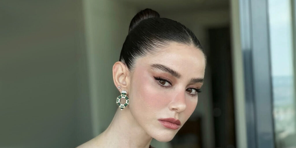 اوزگه گورل جذابیتش را با آرایش و مدل موهای کلاسیک به رخ کشید! تصاویری که باید ببینید