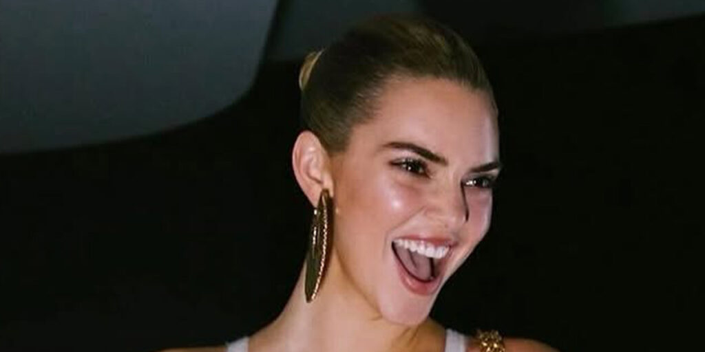 تیپ کریسمسی به سبک کندال جنر؛ ترکیب رنگ جذاب استایل او را ببینید