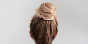 با یک کش ساده و بدون هیچ آسیبی موهایتان را شینیون کنید!