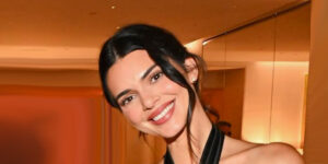 پیراهن کاموایی موهردار روی فرش قرمز؟ فقط کندال جنر می‌تواند انقدر خلاق باشد