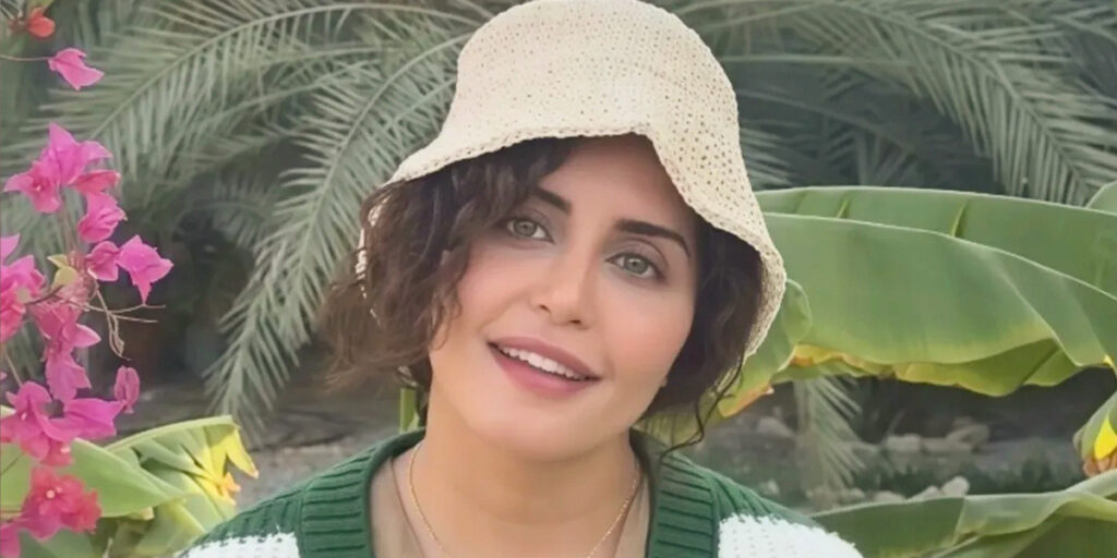 حافظ‌خوانی الناز شاکردوست به مناسبت یلدا در آب و هوای مطبوع ساحلی