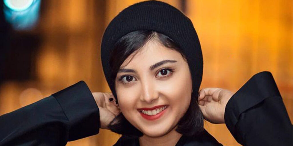 زیبا کرمعلی با این تیپ شیک در باغی پاییزی تولدش را جشن گرفت