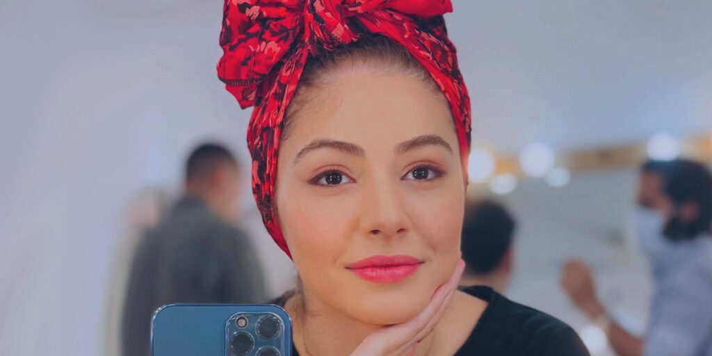 بازیگر خوش‌پوش ایرانی در کنار درخت کریسمس؛ استایل زمستانی مهتاب ثروتی را ببینید