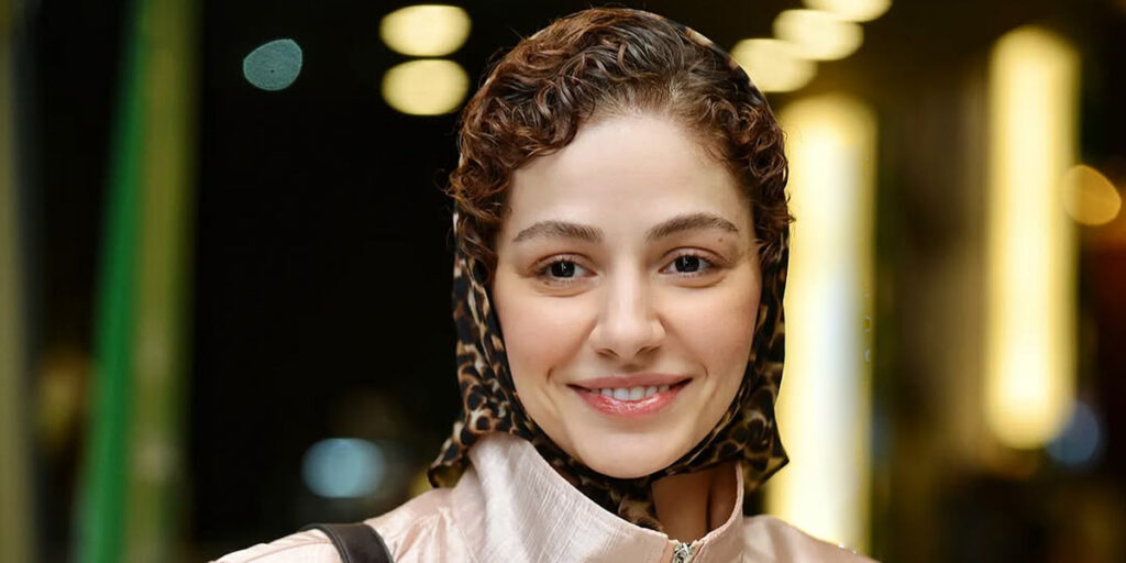 بازیگر موحنایی ایران با استایلی راحت در میان درختان موز دیده شد!