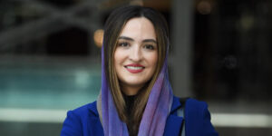 گلاره عباسی در مراسم رونمایی از یک کتاب با موهای فرفری‌اش دلبری کرد!