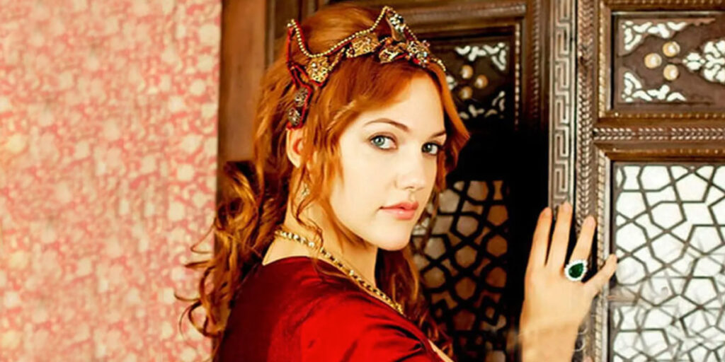 استایل کریسمسی خرم سلطان با پیراهنی مشکی؛ از تور طرحدار غافل نشوید