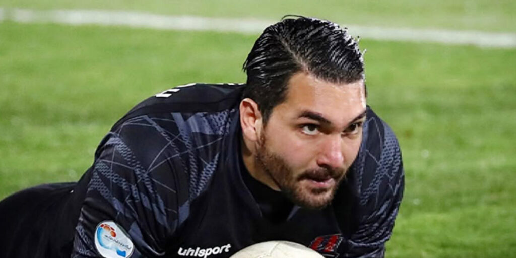 علیرضا حقیقی با استایل رسمی رخ نمود و ثابت کرد که هنوز هم خوش‌تیپ است!