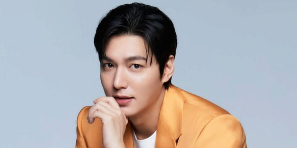 لی مین هو با کت چرم جلوی دوربین‌ها ژست گرفت؛ این تیپ واقعا بابابزرگی بود