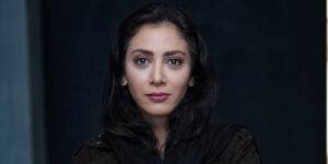 کاپشن پافر براق؛ آیتمی خیره‌کننده که مونا فرجاد به تن کرد!