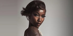 بهتری مدل سال در بستر بیماری؛ انوک یای پس از فرش قرمزها در راهروی بیمارستان قدم می‌زند