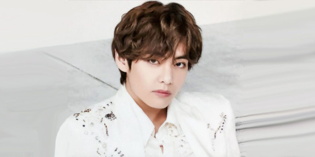 کیم تهیونگ لایه‌لایه پوشید و ثابت کرد در لایه‌لایه پوشیدن هم سبک خود را دارد!