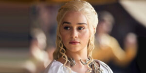 مادر اژدها از گرم‌ترین لباس‌های زمستانش رونمایی کرد؛ لباس‌های شیک او را ببینید