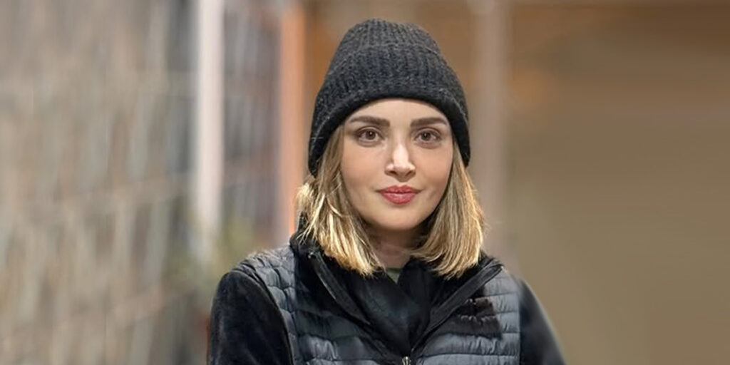 بهنوش طباطبایی با تیپ مجلسی در کنار پدر و مادرش دیده شد؛ پس خوش‌پوشی را از والدینش به ارث برده!