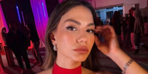 کت رسمی و دامن توری؟ بازیگر مشهور ترک بلاتکلیف‌ترین لباس‌ها را پوشید