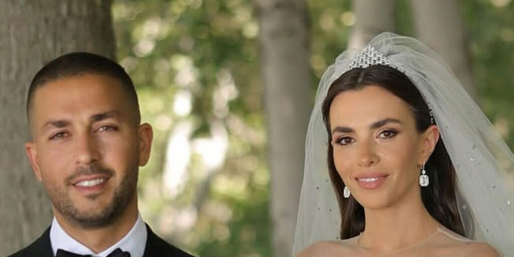 عروس الی صعب با استایل بارداری شیک در کنار درخت کریسمس دیده شد!